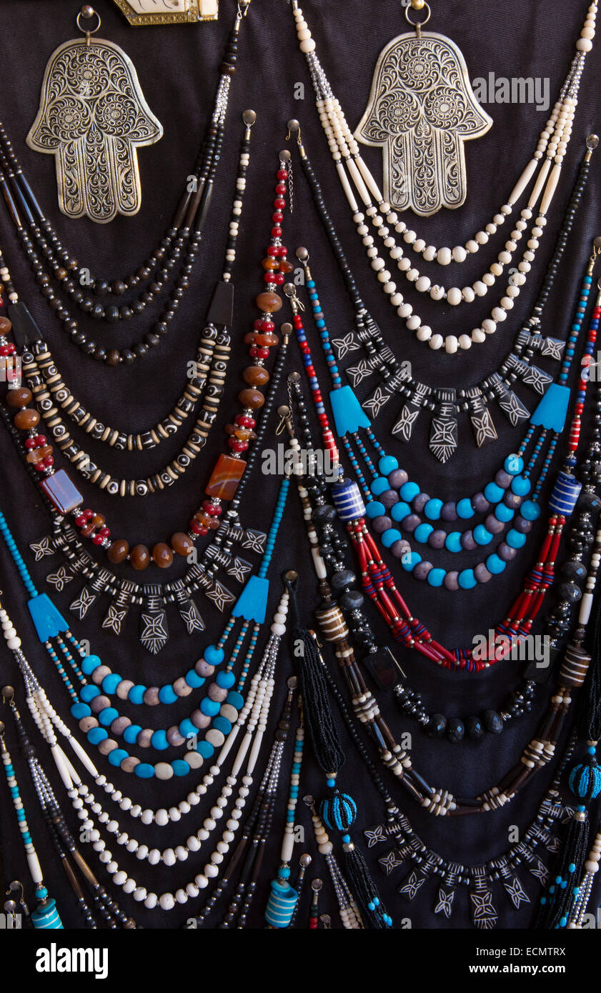 Meknes Maroc place principale de ville medina art colliers pour la vente aux touristes Banque D'Images