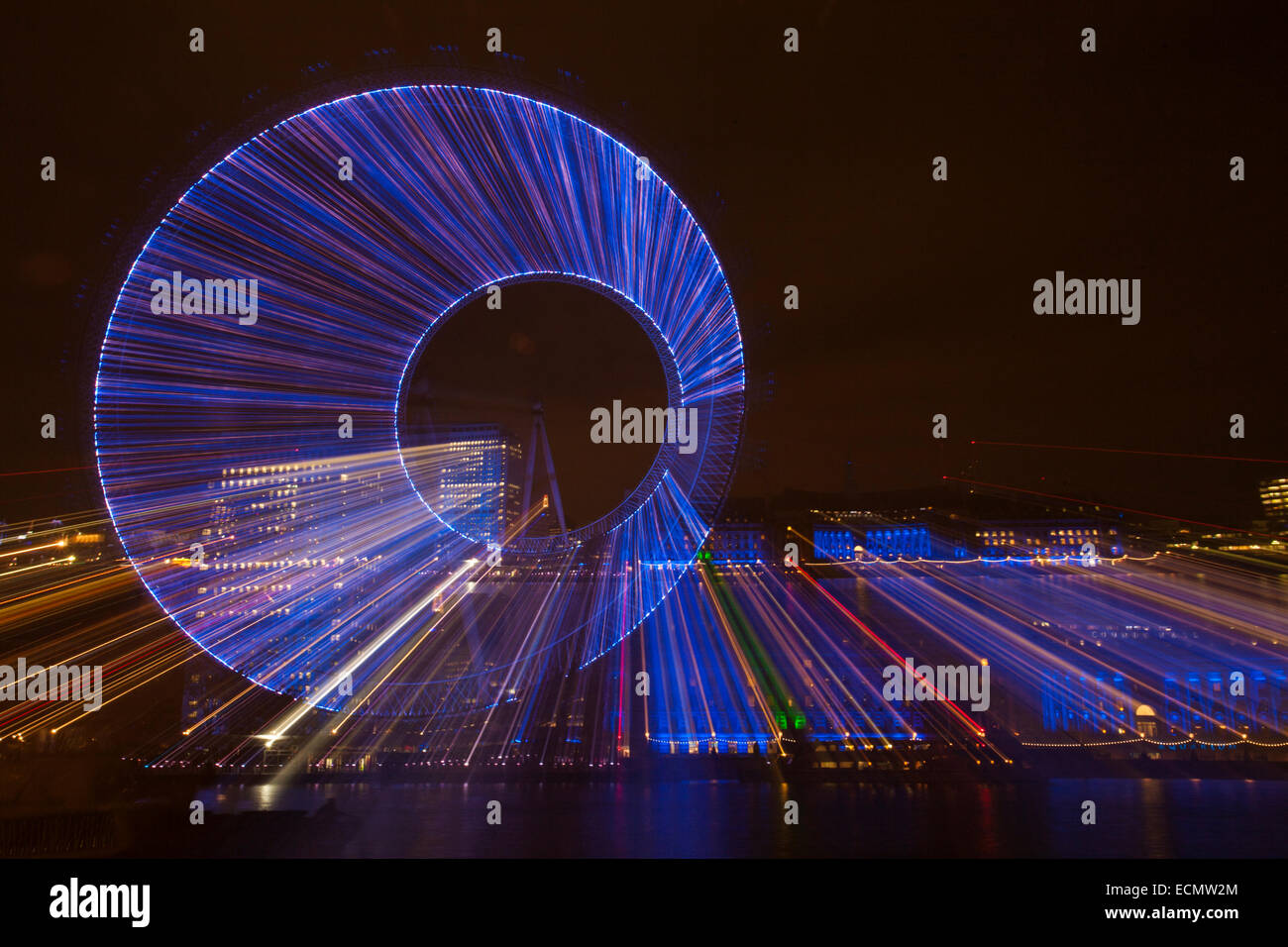 Zoomburst des bâtiments London Eye et Old County Hall, le long de la Tamise avec façade éclairée en bleu à Londres UK en décembre - effet abstrait Banque D'Images