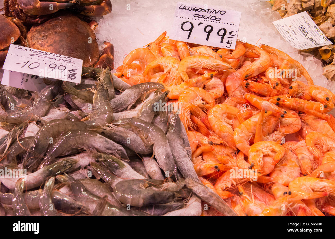 Barcelone Espagne marché appelé Marché St Joseph de La Boqueria ou avec des fruits de mer, crevettes vente alimentaire Banque D'Images