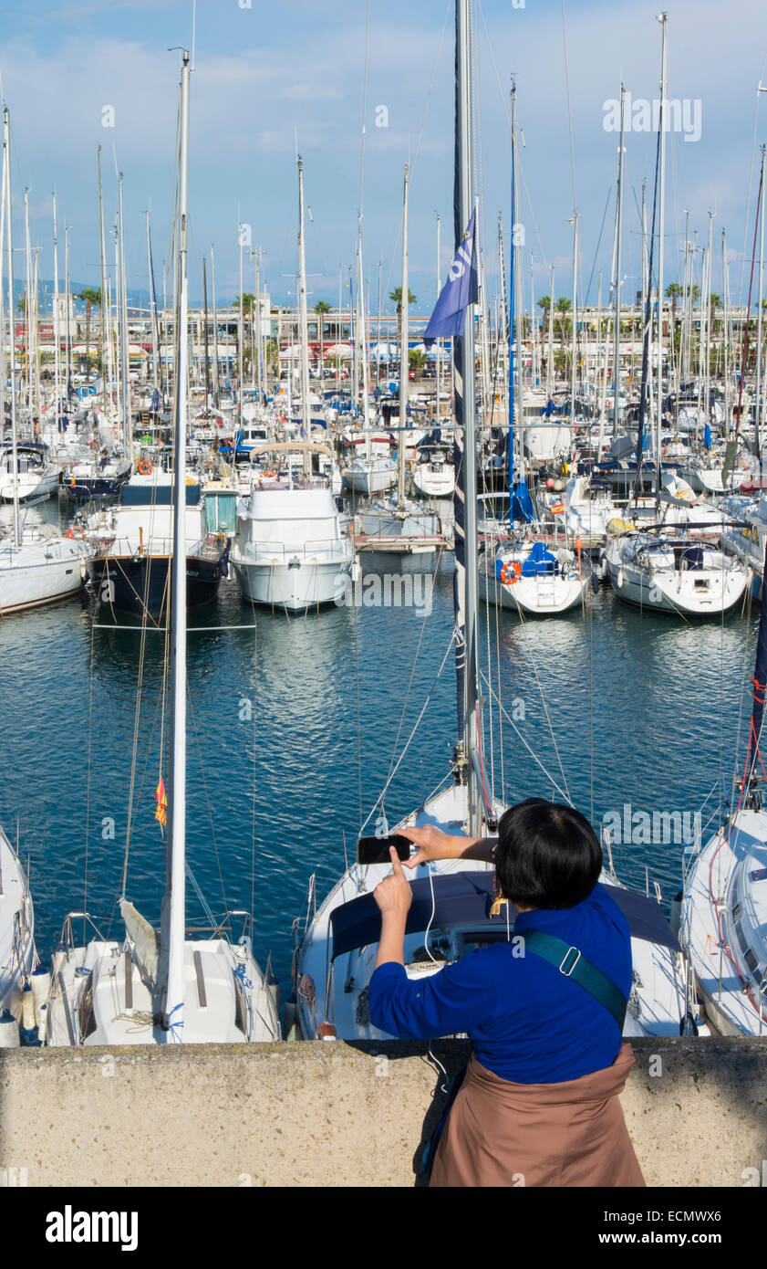 Barcelone Espagne marina du Port Olympique et des touristes chinois photo téléphone cellulaire avec des bateaux et navires à marina Banque D'Images
