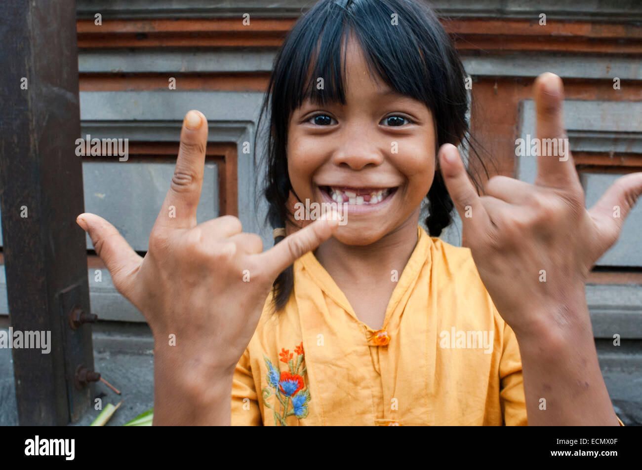 Jeune fille jouant sur ses portes en Ubid. Bali. L'Indonésie. Ubud est une ville sur l'île indonésienne de Bali à Ubud, localiser Banque D'Images