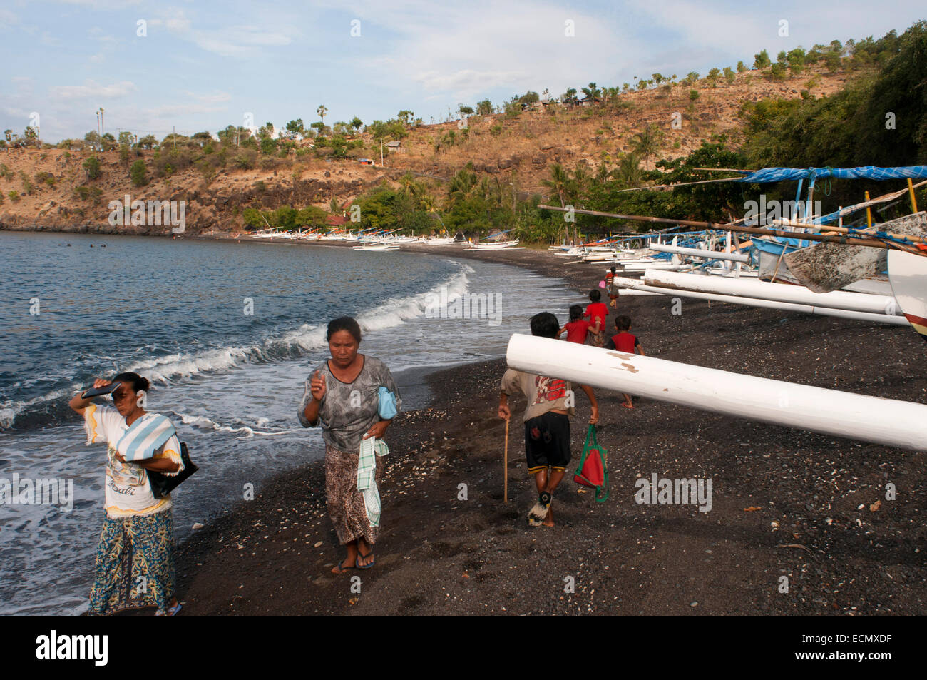 Un bateau repose sur la plage de sable d'Amed, un village de pêcheurs à l'Est de Bali. Amed est une longue bande côtière de villages de pêche en E Banque D'Images