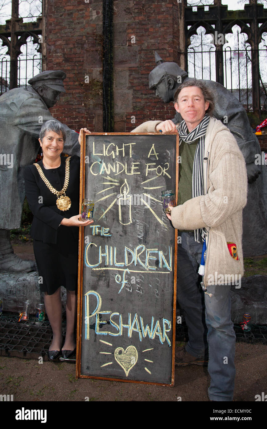 Liverpool, Merseyside, Royaume-Uni. 17 décembre 2014. Se souvenir des enfants de Peshawar sont M. Tom Calderwell & Rachel Plant la Dame Mayoress de Liverpool pour l'année 2014/15, à l'église St Luke, Liverpool, qui est une ancienne église paroissiale anglicane, maintenant une ruine. L'église a été construite entre 1811 et 1832, et a été conçue par John Foster, Senior et John Foster, junior, père et fils qui ont été des arpenteurs successifs de la Corporation municipale de Liverpool. Il a été gravement endommagé pendant le Blitz de Liverpool en 1941, et reste comme une coquille sans toit. Banque D'Images