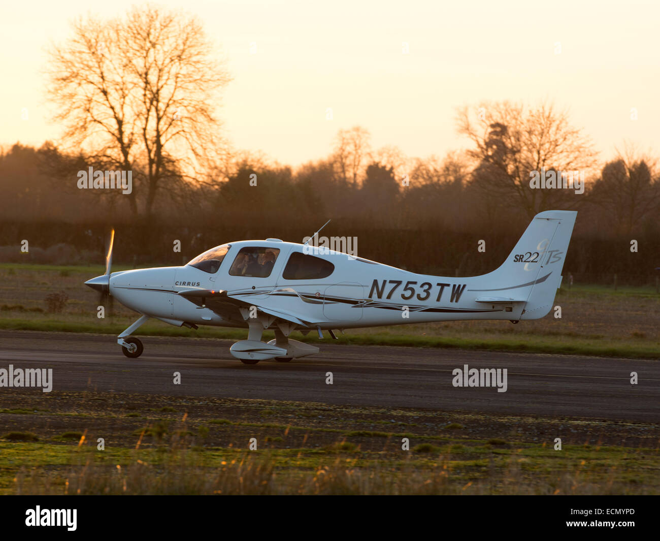 Cirrus SR-22 le roulage au coucher du soleil. N753TW Banque D'Images