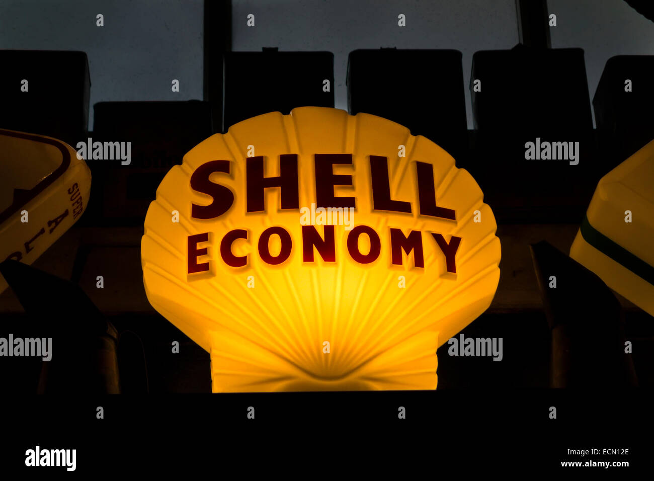 Économie Shell enseigne lumineuse du haut de la vieille pompe à essence garage Bourton-on-the-Water Gloucestershire Angleterre Banque D'Images