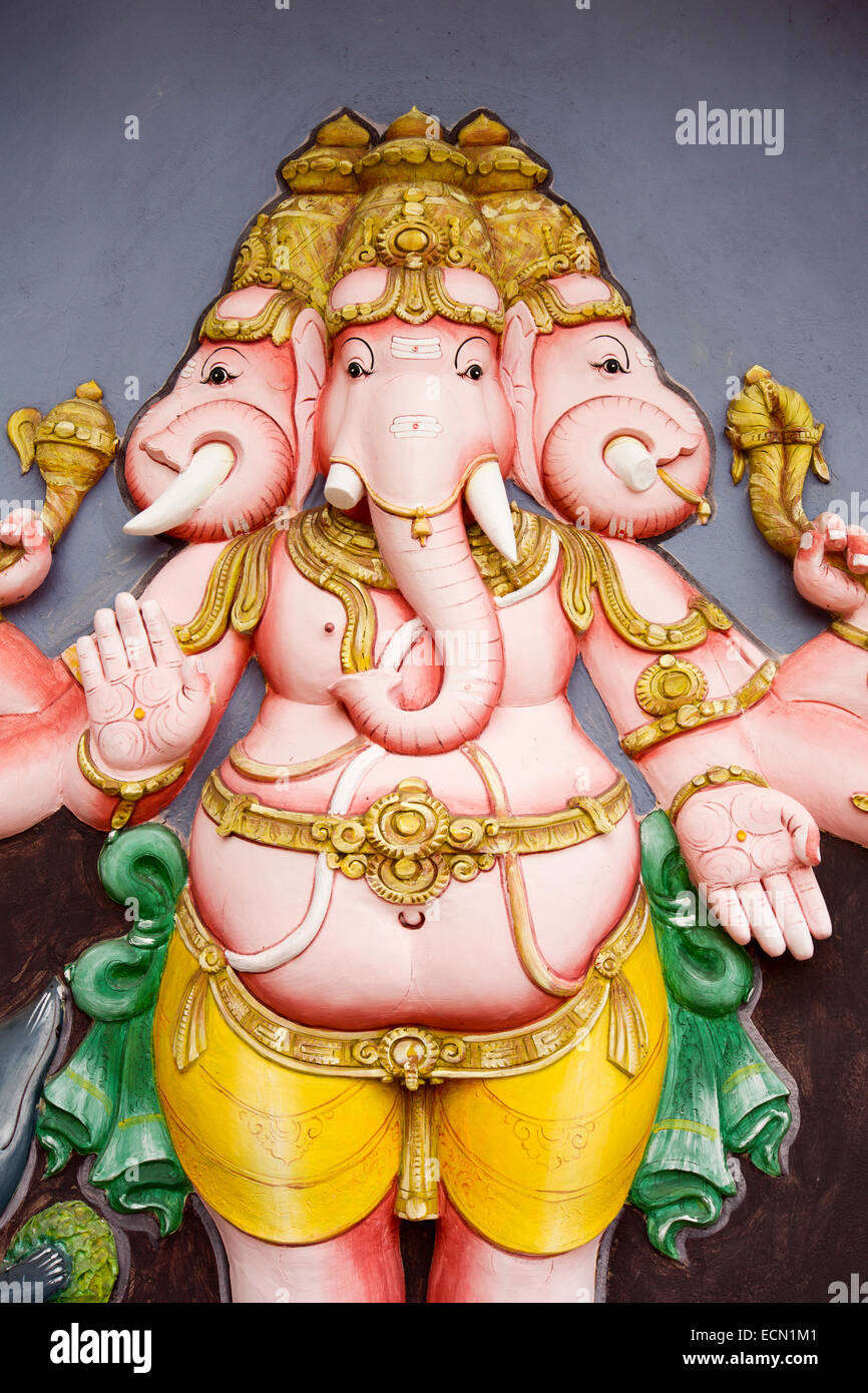 L'Ile Maurice, Mahebourg, temple hindou, peintes de couleurs vives à la tête de l'éléphant multi figure dieu Ganesh Banque D'Images