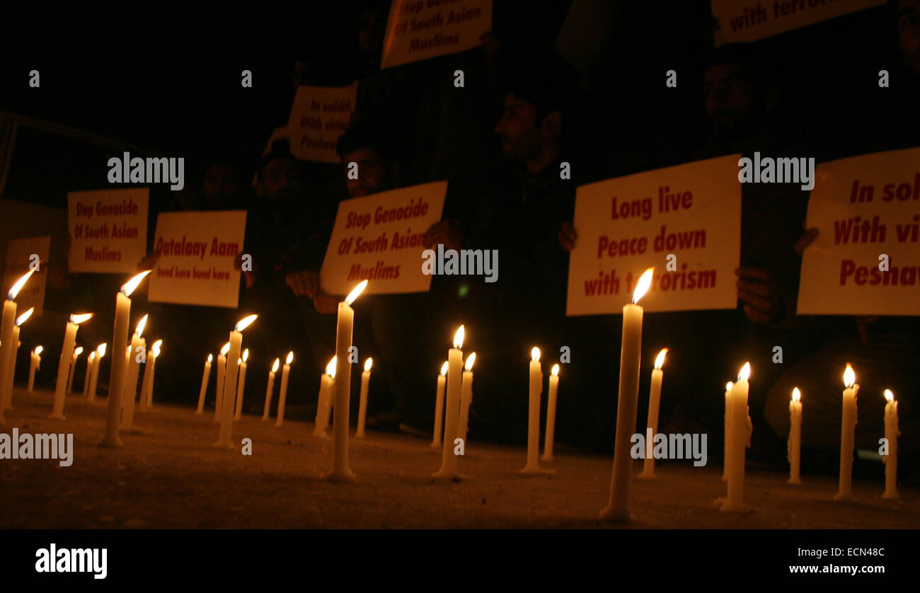 Srinagar, Cachemire indien : 17 étudiants Cachemiris Décembre bougie protester contre les meurtres d'enfants de l'école à peshwar Pakistan Les funérailles prières de martyrs de l'attaque de l'école de Peshawar au moins 132 morts et des centaines de blessés ont été offerts par contumace à Srinagar et dans d'autres endroits du territoire dirigeants Hurriyet Syed Ali Gilani, Muhammad Yasin Malik, Shabbir Ahmad Shah et d'autres dans leurs déclarations a dit que les auteurs de la loi ont été inhumains et les plus grands ennemis de l'Islam et les musulmans. Credit : Sofi Suhail/Alamy Live News ) Banque D'Images