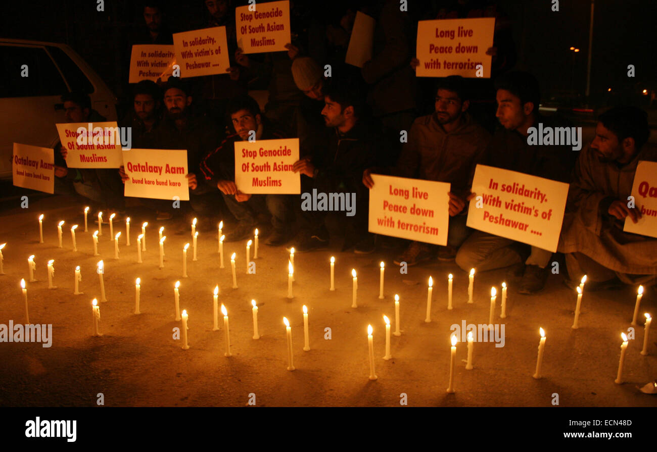 Srinagar, Cachemire indien : 17 étudiants Cachemiris Décembre bougie protester contre les meurtres d'enfants de l'école à peshwar Pakistan Les funérailles prières de martyrs de l'attaque de l'école de Peshawar au moins 132 morts et des centaines de blessés ont été offerts par contumace à Srinagar et dans d'autres endroits du territoire dirigeants Hurriyet Syed Ali Gilani, Muhammad Yasin Malik, Shabbir Ahmad Shah et d'autres dans leurs déclarations a dit que les auteurs de la loi ont été inhumains et les plus grands ennemis de l'Islam et les musulmans. Credit : Sofi Suhail/Alamy Live News ) Banque D'Images