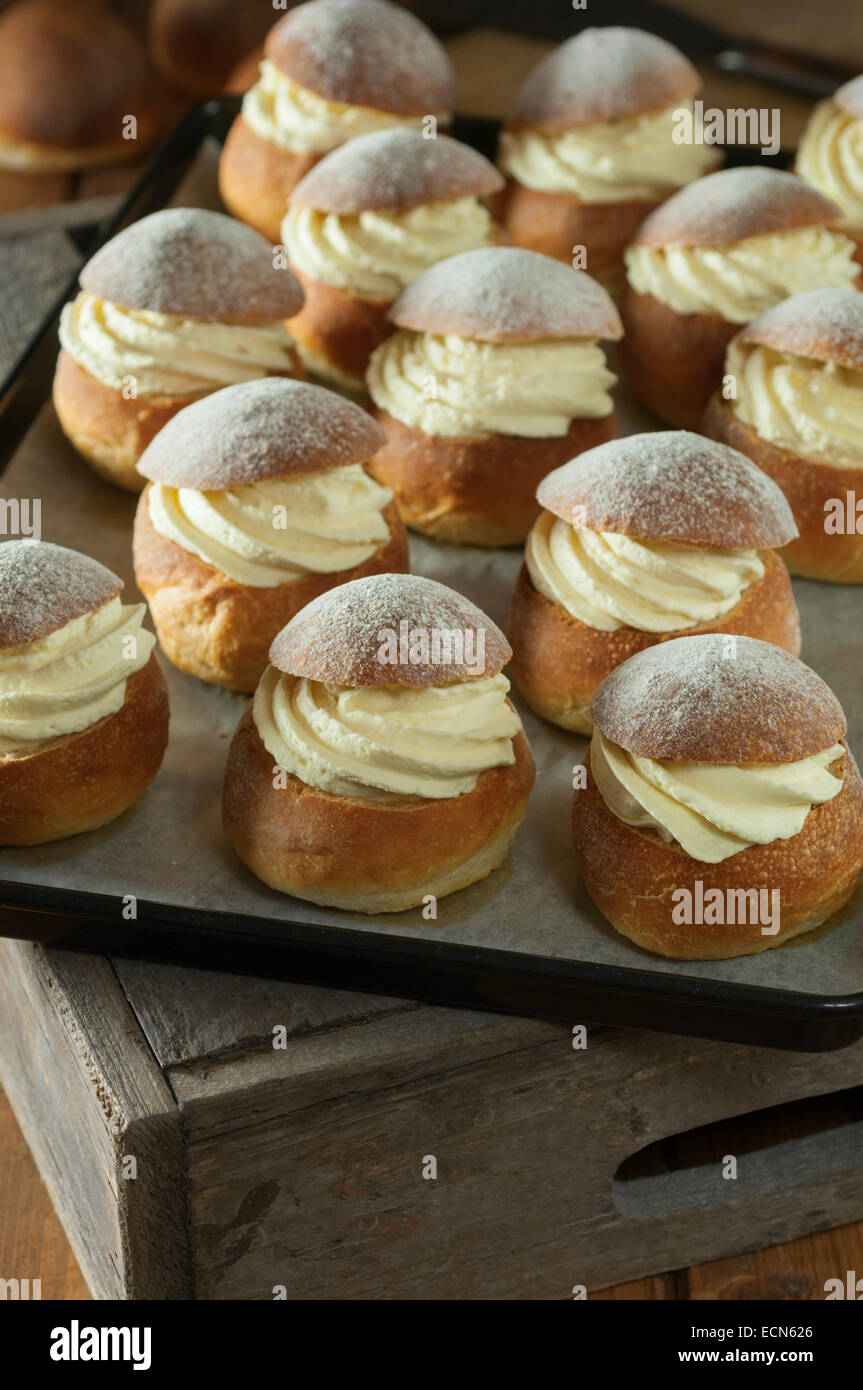 Petits pains Semla. Le cardamome brioches à la crème d'amandes. L'alimentation de la Suède Banque D'Images