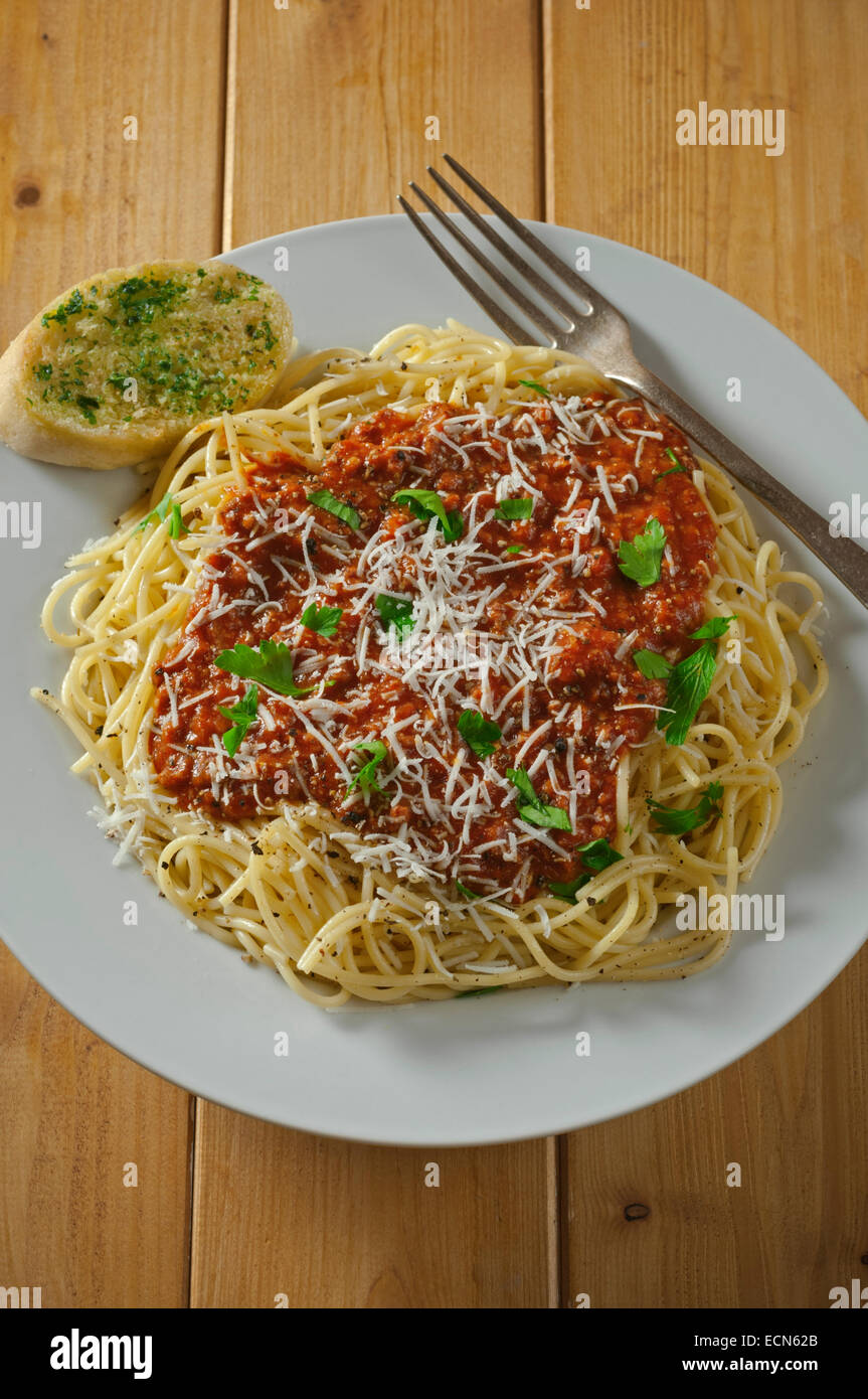 Spaghettis à la bolognaise avec du pain à l'ail. Plat de pâtes italiennes. Banque D'Images