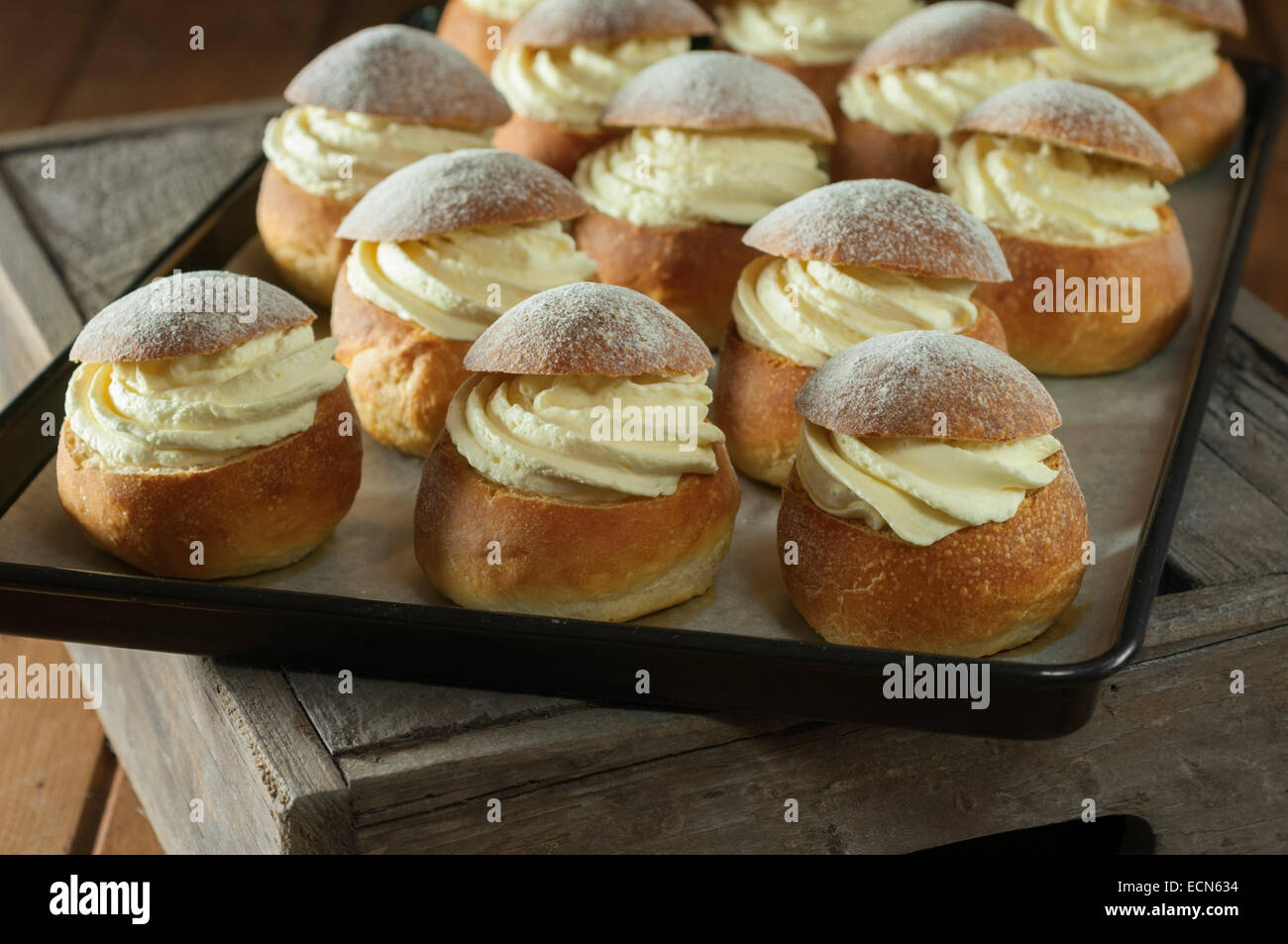 Petits pains Semla. Le cardamome brioches à la crème d'amandes. L'alimentation de la Suède Banque D'Images