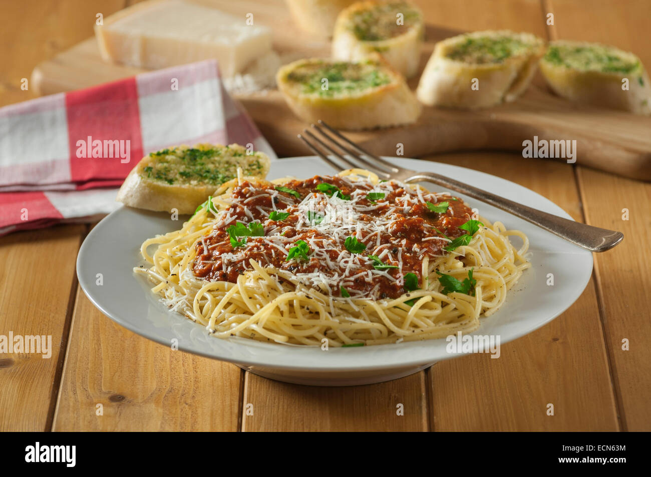 Spaghettis à la bolognaise avec du pain à l'ail. Plat de pâtes italiennes. Banque D'Images
