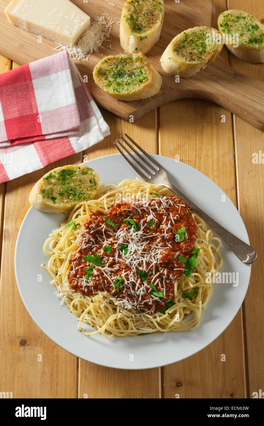 Spaghettis à la bolognaise avec du pain à l'ail. Plat de pâtes italiennes. Banque D'Images