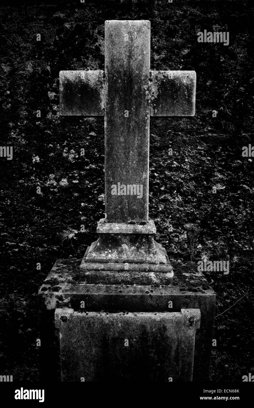 Croix de pierre du cimetière Banque D'Images