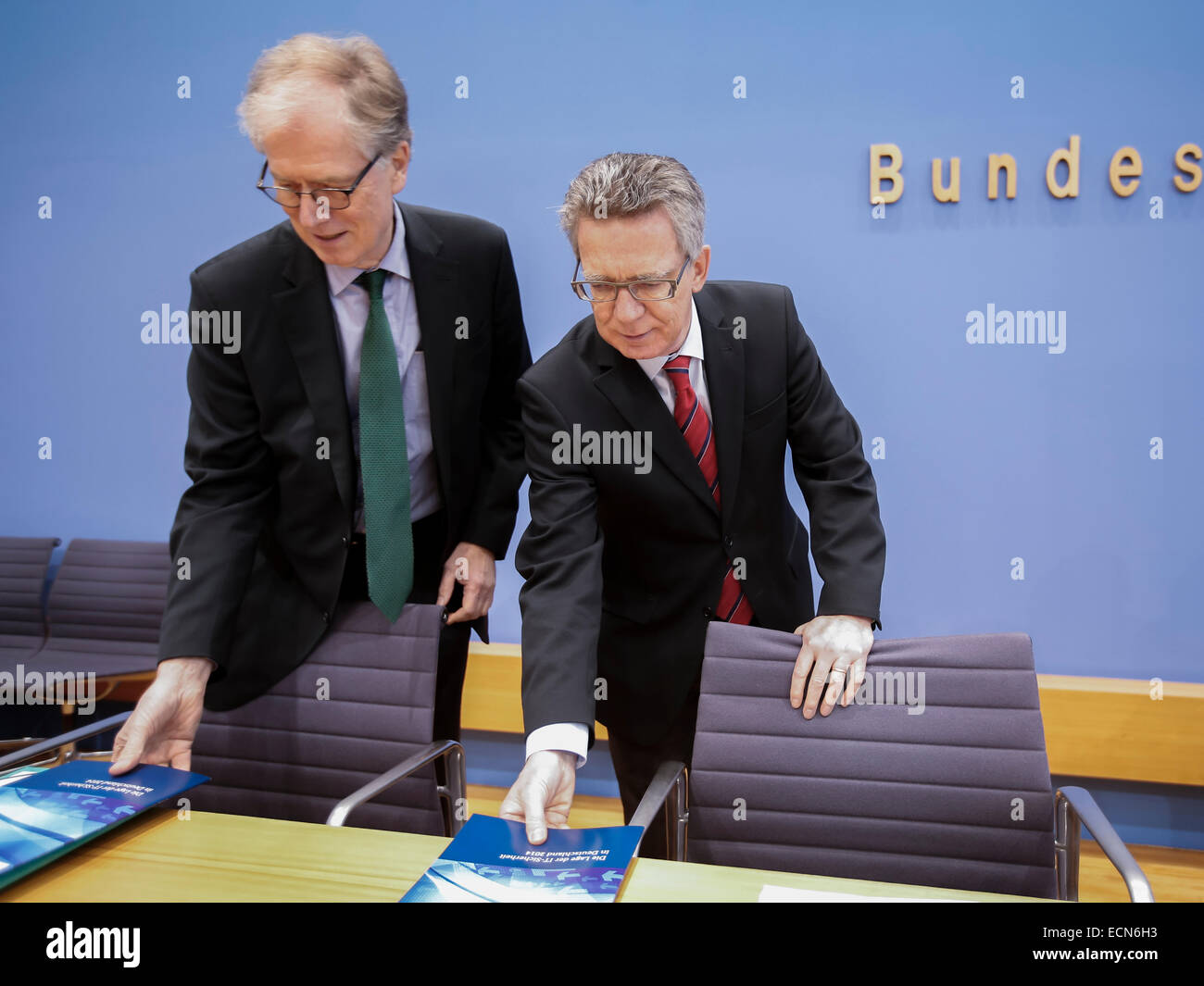 Berlin, Allemagne, le 17 décembre, 2014. Berlin, Allemagne. 25Th Dec, 2014. Ministre de Maizière et président de l'Office fédéral pour la sécurité dans les technologies de l'information, Michael hange, sur le thème ''image de la loi sur la sécurité de l'et la position rapport de l'Office fédéral pour la sécurité dans les technologies de l'information ' à la conférence de presse réalisée dans la maison de la conférence de presse, le 17 décembre 2014, à Berlin, Allemagne./Picutre : Michael hange, Président de l'Office fédéral pour la sécurité dans les technologies de l'information, et Thomas de Maizière (CDU), Ministre allemand de l'intérieur. © Rey Banque D'Images