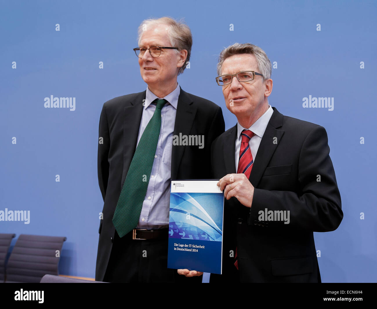 Berlin, Allemagne, le 17 décembre, 2014. Berlin, Allemagne. 25Th Dec, 2014. Ministre de Maizière et président de l'Office fédéral pour la sécurité dans les technologies de l'information, Michael hange, sur le thème ''image de la loi sur la sécurité de l'et la position rapport de l'Office fédéral pour la sécurité dans les technologies de l'information ' à la conférence de presse réalisée dans la maison de la conférence de presse, le 17 décembre 2014, à Berlin, Allemagne./Picutre : Michael hange, Président de l'Office fédéral pour la sécurité dans les technologies de l'information, et Thomas de Maizière (CDU), Ministre allemand de l'intérieur. © Rey Banque D'Images