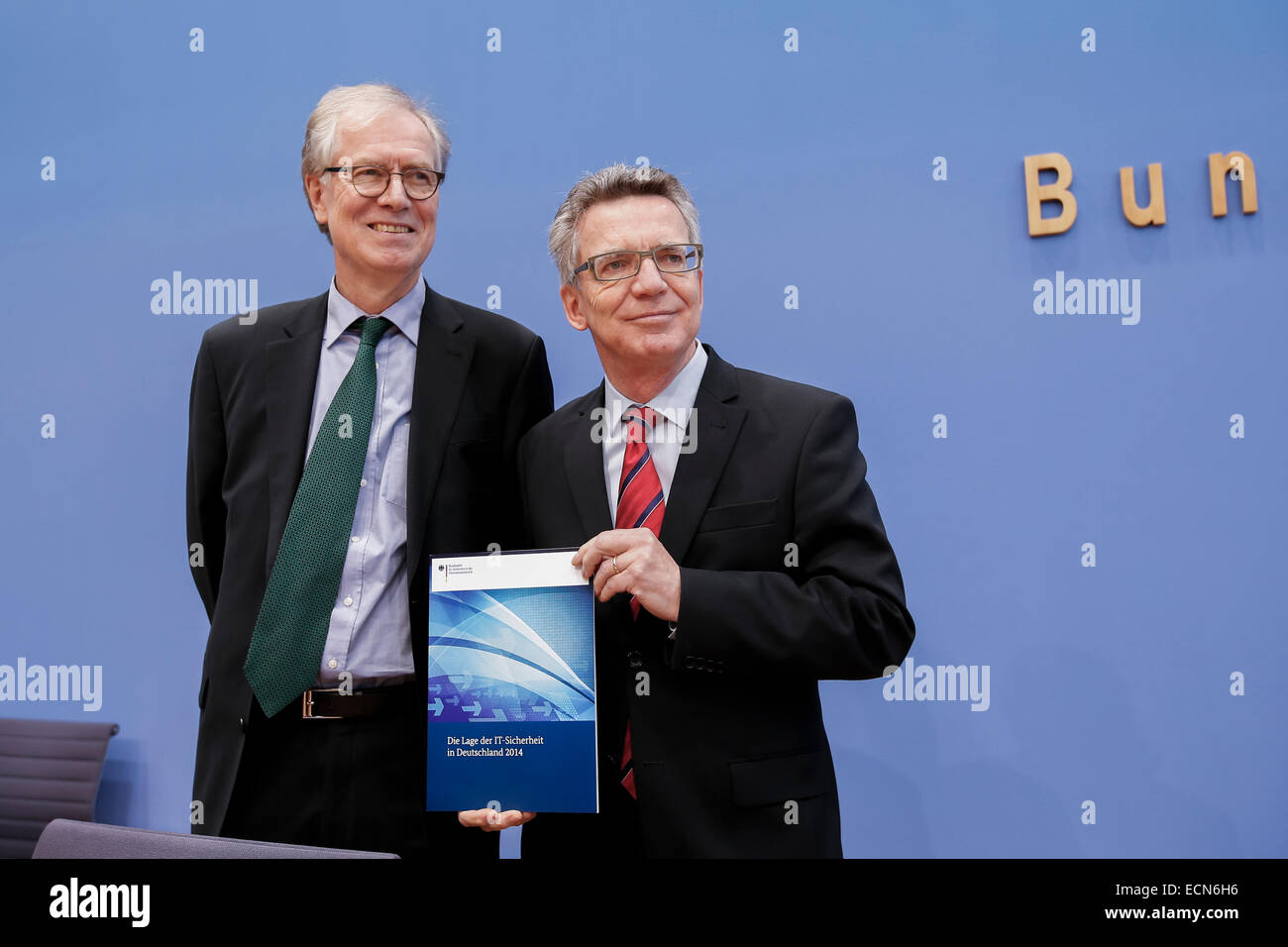 Berlin, Allemagne, le 17 décembre, 2014. Berlin, Allemagne. 25Th Dec, 2014. Ministre de Maizière et président de l'Office fédéral pour la sécurité dans les technologies de l'information, Michael hange, sur le thème ''image de la loi sur la sécurité de l'et la position rapport de l'Office fédéral pour la sécurité dans les technologies de l'information ' à la conférence de presse réalisée dans la maison de la conférence de presse, le 17 décembre 2014, à Berlin, Allemagne./Picutre : Michael hange, Président de l'Office fédéral pour la sécurité dans les technologies de l'information, et Thomas de Maizière (CDU), Ministre allemand de l'intérieur. © Rey Banque D'Images