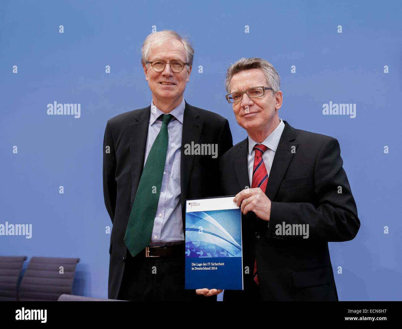 Berlin, Allemagne, le 17 décembre, 2014. Berlin, Allemagne. 25Th Dec, 2014. Ministre de Maizière et président de l'Office fédéral pour la sécurité dans les technologies de l'information, Michael hange, sur le thème ''image de la loi sur la sécurité de l'et la position rapport de l'Office fédéral pour la sécurité dans les technologies de l'information ' à la conférence de presse réalisée dans la maison de la conférence de presse, le 17 décembre 2014, à Berlin, Allemagne./Picutre : Michael hange, Président de l'Office fédéral pour la sécurité dans les technologies de l'information, et Thomas de Maizière (CDU), Ministre allemand de l'intérieur. © Rey Banque D'Images