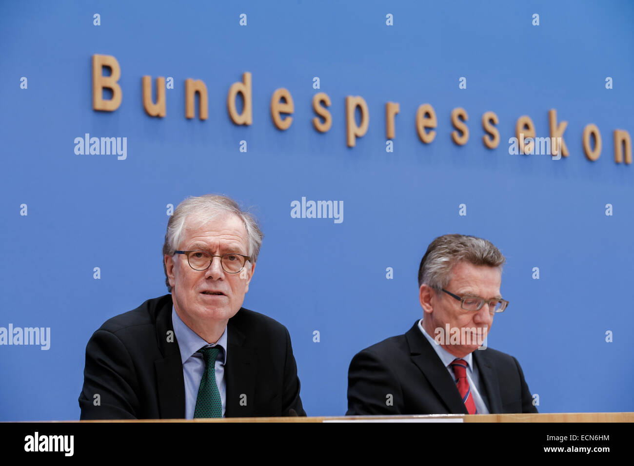 Berlin, Allemagne, le 17 décembre, 2014. Berlin, Allemagne. 25Th Dec, 2014. Ministre de Maizière et président de l'Office fédéral pour la sécurité dans les technologies de l'information, Michael hange, sur le thème ''image de la loi sur la sécurité de l'et la position rapport de l'Office fédéral pour la sécurité dans les technologies de l'information ' à la conférence de presse réalisée dans la maison de la conférence de presse, le 17 décembre 2014, à Berlin, Allemagne./Picutre : Michael hange, Président de l'Office fédéral pour la sécurité dans les technologies de l'information, et Thomas de Maizière (CDU), Ministre allemand de l'intérieur. © Rey Banque D'Images