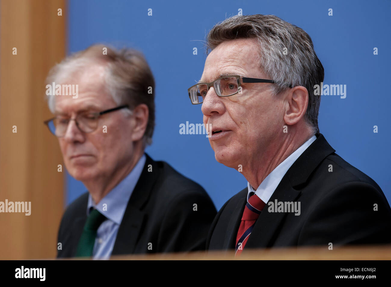 Berlin, Allemagne, le 17 décembre, 2014. Berlin, Allemagne. 25Th Dec, 2014. Ministre de Maizière et président de l'Office fédéral pour la sécurité dans les technologies de l'information, Michael hange, sur le thème ''image de la loi sur la sécurité de l'et la position rapport de l'Office fédéral pour la sécurité dans les technologies de l'information ' à la conférence de presse réalisée dans la maison de la conférence de presse, le 17 décembre 2014, à Berlin, Allemagne./Picutre : Michael hange, Président de l'Office fédéral pour la sécurité dans les technologies de l'information, et Thomas de Maizière (CDU), Ministre allemand de l'intérieur. © Rey Banque D'Images