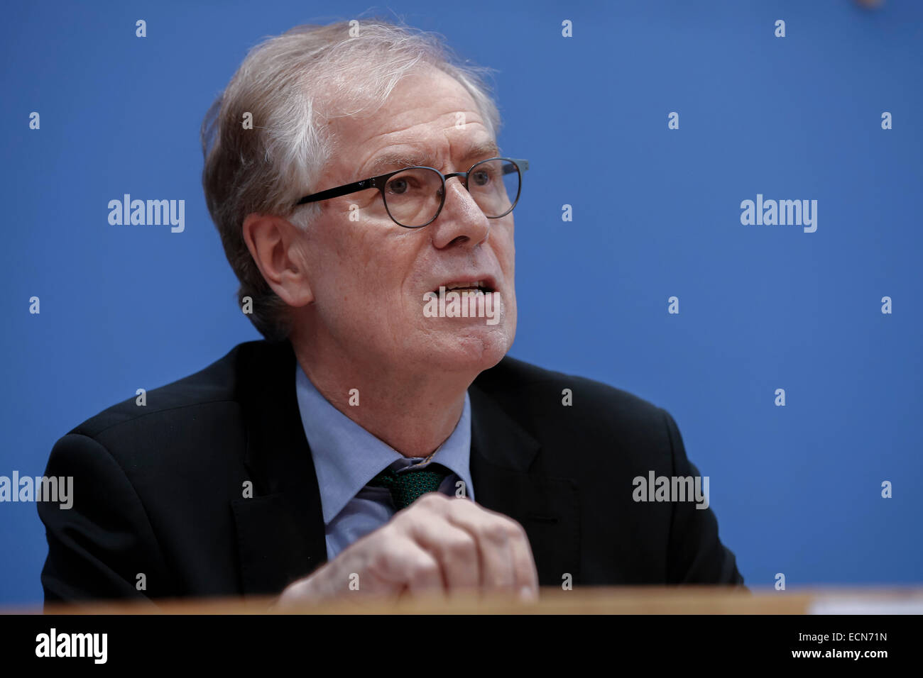 Berlin, Allemagne. 25Th Dec, 2014. Ministre de Maizière et président de l'Office fédéral pour la sécurité dans les technologies de l'information, Michael hange, sur le thème ''image de la loi sur la sécurité de l'et la position rapport de l'Office fédéral pour la sécurité dans les technologies de l'information ' à la conférence de presse réalisée dans la maison de la conférence de presse, le 17 décembre 2014, à Berlin, Allemagne./Picutre : Michael hange, Président de l'Office fédéral pour la sécurité dans les technologies de l'information. Credit : Reynaldo Chaib Paganelli/Alamy Live News Banque D'Images