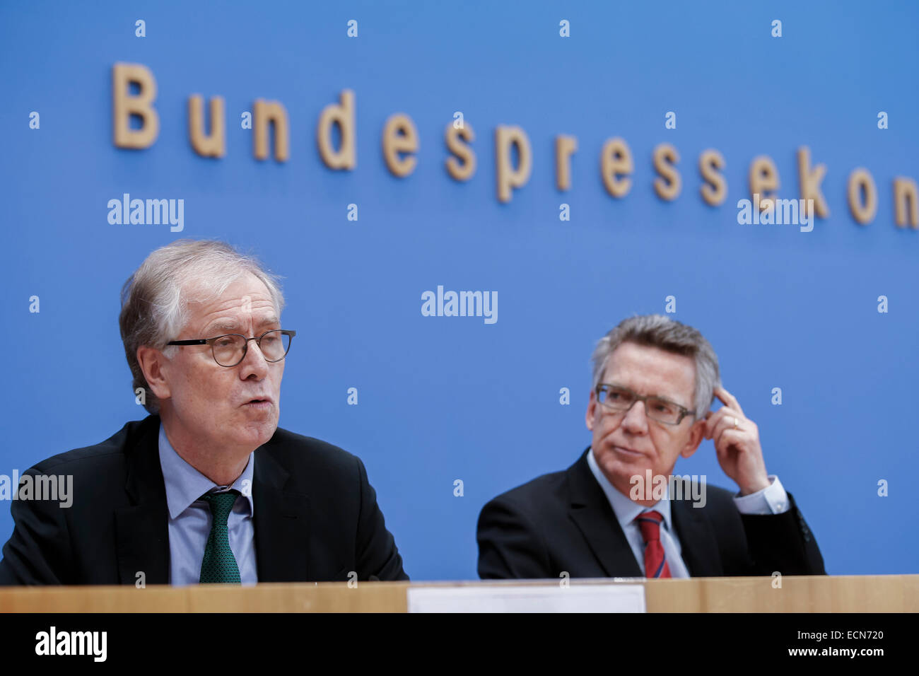 Berlin, Allemagne, le 17 décembre, 2014. Berlin, Allemagne. 25Th Dec, 2014. Ministre de Maizière et président de l'Office fédéral pour la sécurité dans les technologies de l'information, Michael hange, sur le thème ''image de la loi sur la sécurité de l'et la position rapport de l'Office fédéral pour la sécurité dans les technologies de l'information ' à la conférence de presse réalisée dans la maison de la conférence de presse, le 17 décembre 2014, à Berlin, Allemagne./Picutre : Michael hange, Président de l'Office fédéral pour la sécurité dans les technologies de l'information, et Thomas de Maizière (CDU), Ministre allemand de l'intérieur. © Rey Banque D'Images