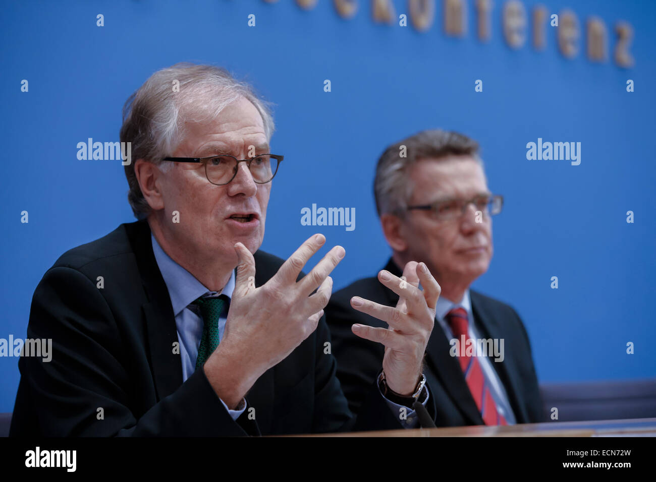 Berlin, Allemagne, le 17 décembre, 2014. Berlin, Allemagne. 25Th Dec, 2014. Ministre de Maizière et président de l'Office fédéral pour la sécurité dans les technologies de l'information, Michael hange, sur le thème ''image de la loi sur la sécurité de l'et la position rapport de l'Office fédéral pour la sécurité dans les technologies de l'information ' à la conférence de presse réalisée dans la maison de la conférence de presse, le 17 décembre 2014, à Berlin, Allemagne./Picutre : Michael hange, Président de l'Office fédéral pour la sécurité dans les technologies de l'information, et Thomas de Maizière (CDU), Ministre allemand de l'intérieur. © Rey Banque D'Images