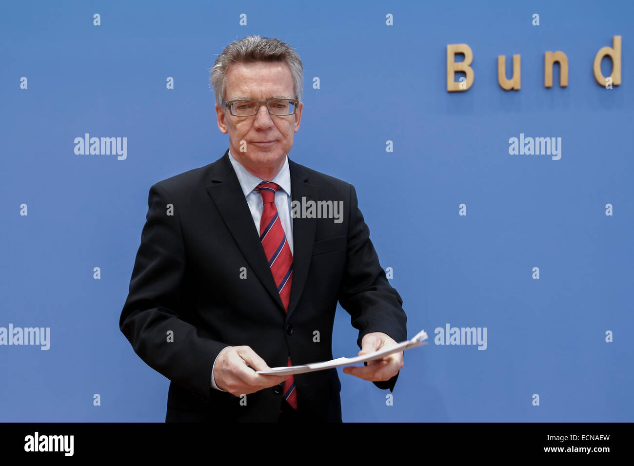 Berlin, Allemagne, le 17 décembre, 2014. Ministre de Maizière et président de l'Office fédéral pour la sécurité dans les technologies de l'information, modifier, sur le thème ''image de la loi sur la sécurité de l'et la position rapport de l'Office fédéral pour la sécurité dans les technologies de l'information ' à la conférence de presse réalisée dans la maison de la conférence de presse, le 17 décembre 2014, à Berlin, Allemagne./Picutre : Thomas de Maizière (CDU), Ministre allemand de l'intérieur. Credit : Reynaldo Chaib Paganelli/Alamy Live News Banque D'Images