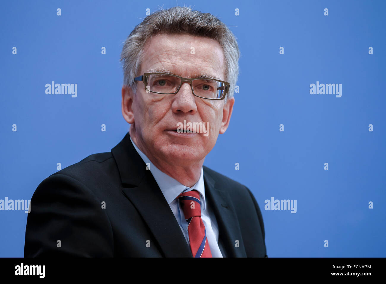 Berlin, Allemagne, le 17 décembre, 2014. Ministre de Maizière et président de l'Office fédéral pour la sécurité dans les technologies de l'information, modifier, sur le thème ''image de la loi sur la sécurité de l'et la position rapport de l'Office fédéral pour la sécurité dans les technologies de l'information ' à la conférence de presse réalisée dans la maison de la conférence de presse, le 17 décembre 2014, à Berlin, Allemagne./Picutre : Thomas de Maizière (CDU), Ministre allemand de l'intérieur. Credit : Reynaldo Chaib Paganelli/Alamy Live News Banque D'Images
