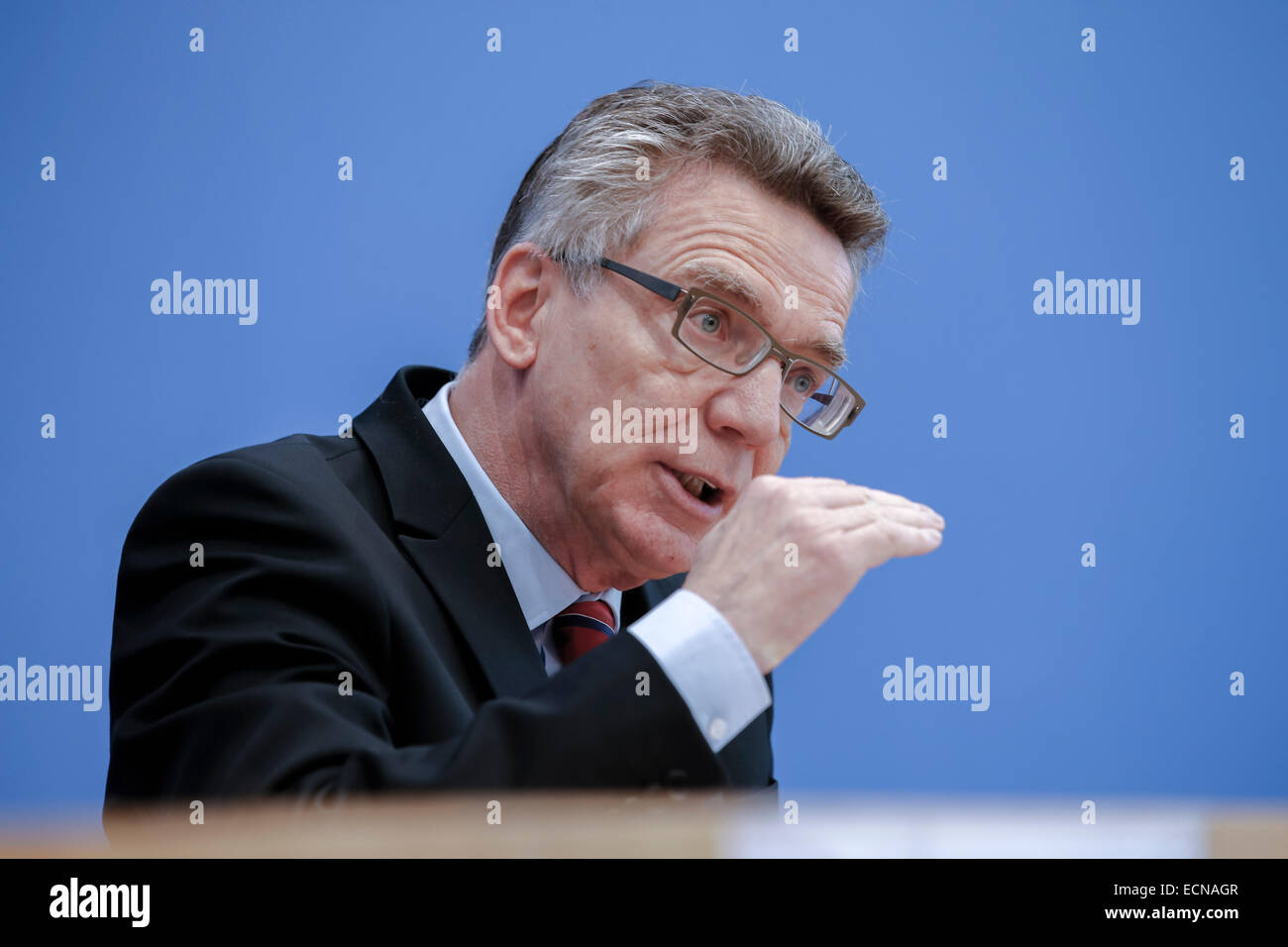 Berlin, Allemagne, le 17 décembre, 2014. Ministre de Maizière et président de l'Office fédéral pour la sécurité dans les technologies de l'information, modifier, sur le thème ''image de la loi sur la sécurité de l'et la position rapport de l'Office fédéral pour la sécurité dans les technologies de l'information ' à la conférence de presse réalisée dans la maison de la conférence de presse, le 17 décembre 2014, à Berlin, Allemagne./Picutre : Thomas de Maizière (CDU), Ministre allemand de l'intérieur. Credit : Reynaldo Chaib Paganelli/Alamy Live News Banque D'Images