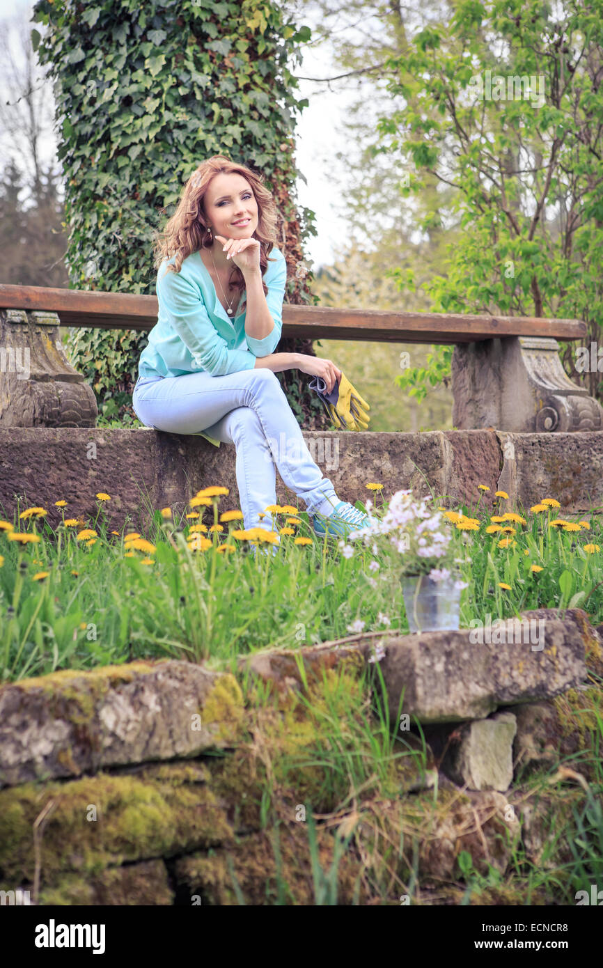 Jeune femme travaillant dans le jardin Banque D'Images