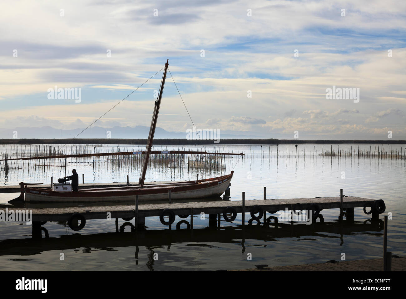 Bateau à voile en préparation sur la jetée sur le lac Albufera Espagne Banque D'Images