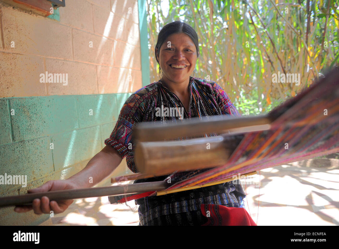 Une femme indigène maya tisse à l'aide à tisser dans Churacruz, Solola, Guatemala. Banque D'Images