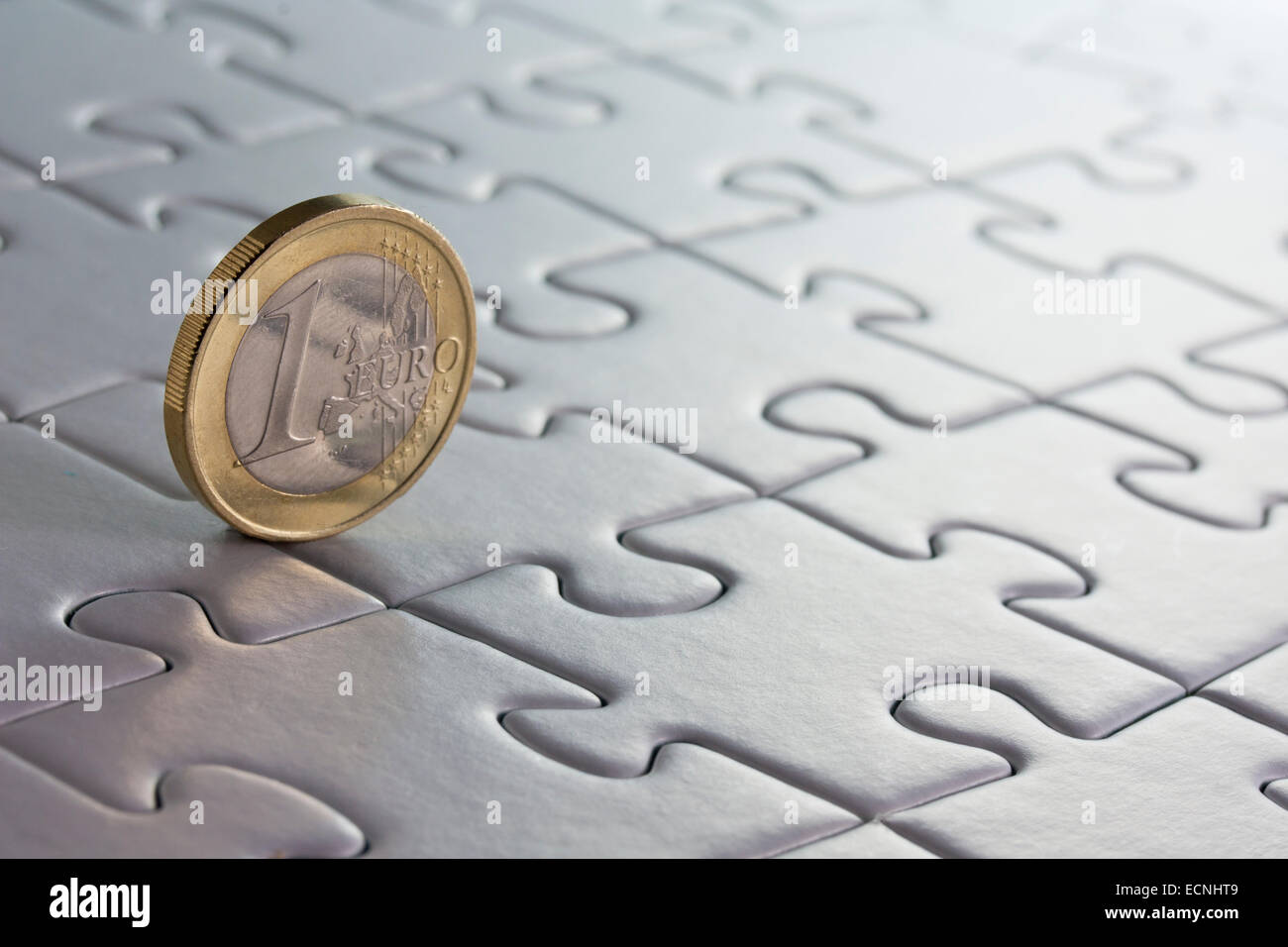 1 pièce en euros sur un casse-puzzle Banque D'Images