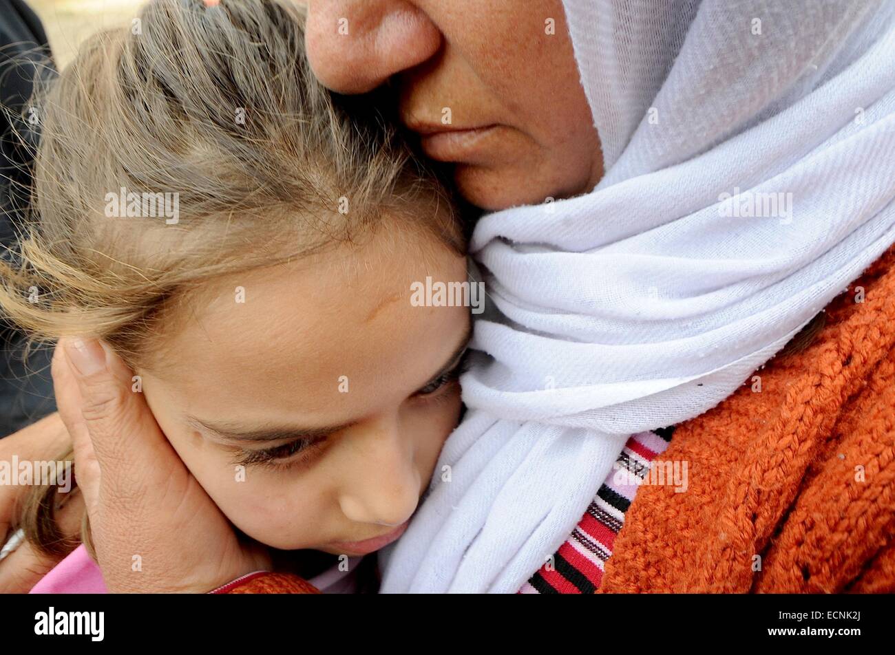 Suruc, Turquie. 25Th Dec, 2014. La famille de M. Hermi sont plus venir de chagrin par sa mort. La famille et la communauté kurde pleurer la mort de Hermi Ali une chasse de GPJ âgé de 50 ans qui est mort hier. Monsieur Hermi était à l'hôpital pendant 18 jours avant de mourir d'un attentat mortel près de la frontière de la Turquie tout en luttant contre la Syrie en Kobane le 29 novembre. Une cérémonie appelée kurde traditionnelle dans Akweran Hewari a eu lieu près de la frontière, où la communauté s'asseoir ensemble et de rendre hommage à la famille. Credit : Gail Orenstein/ZUMA/Alamy Fil Live News Banque D'Images