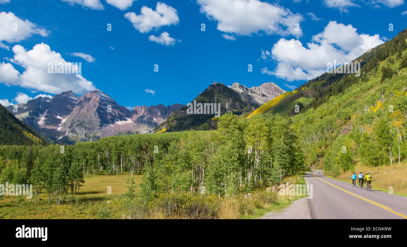 Les motards sur Maroon Creek Road, dans la région de Aspen Maroon Bells dans les Montagnes Rocheuses du Colorado Banque D'Images