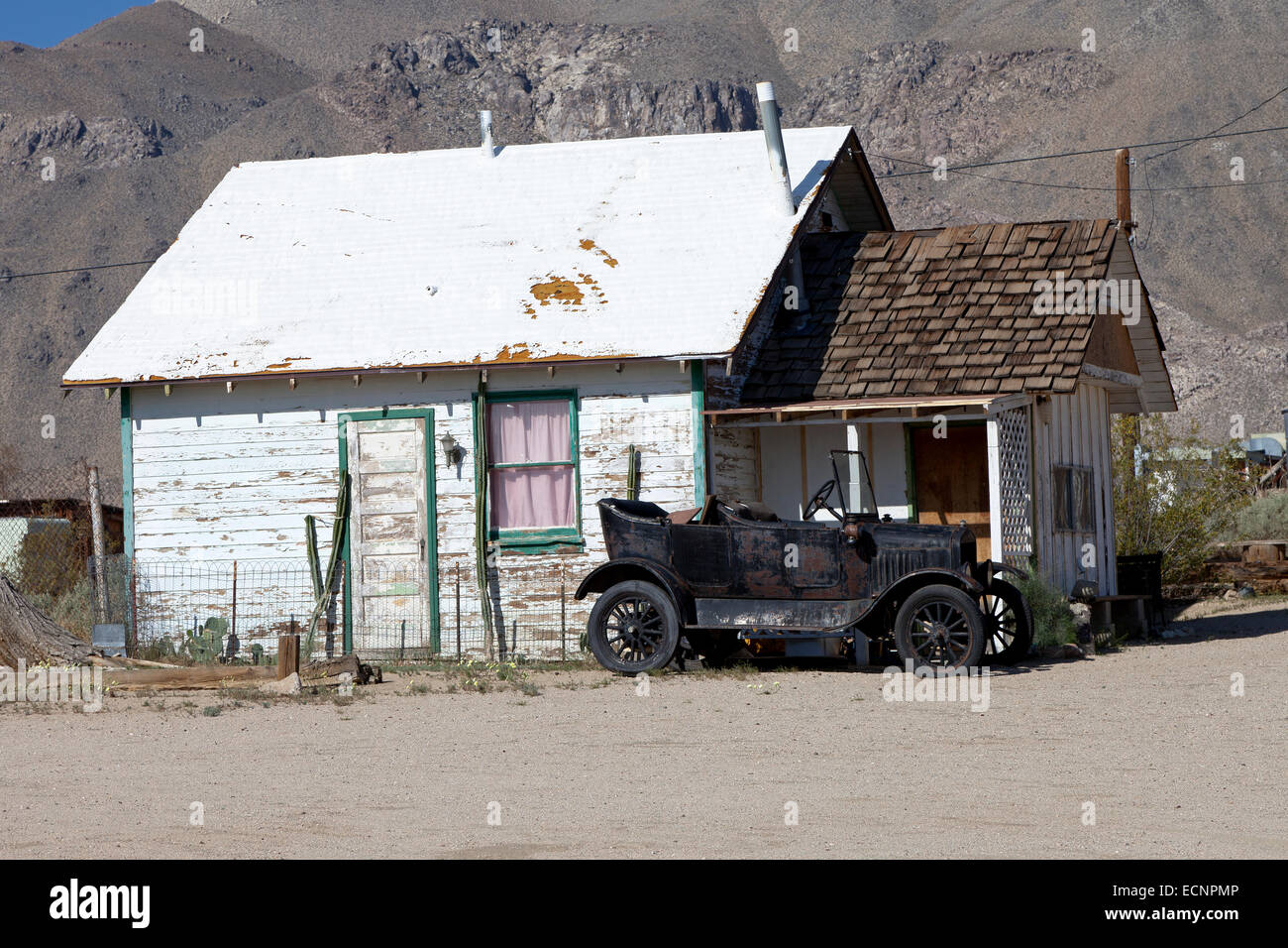 En dehors d'une Ford Modèle T à côté d'Pearsonville on U.S. 395 dans le désert de Mojave en Californie. Banque D'Images
