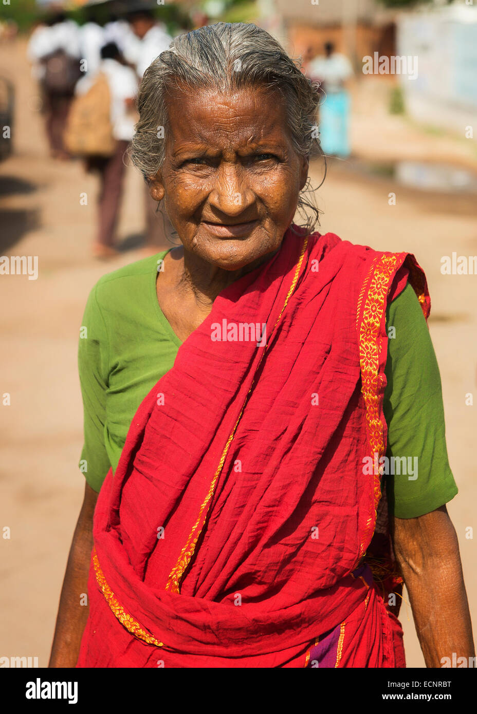 Vieille femme tamoule avec sari rouge. Banque D'Images