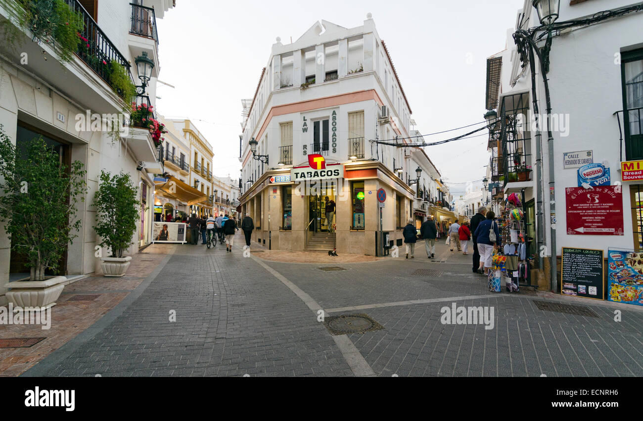 NERJA, Malaga, Espagne - 17 avril 2013 : Les gens se promener au coucher du soleil le long de la zone piétonne en plein de divertissements en Banque D'Images