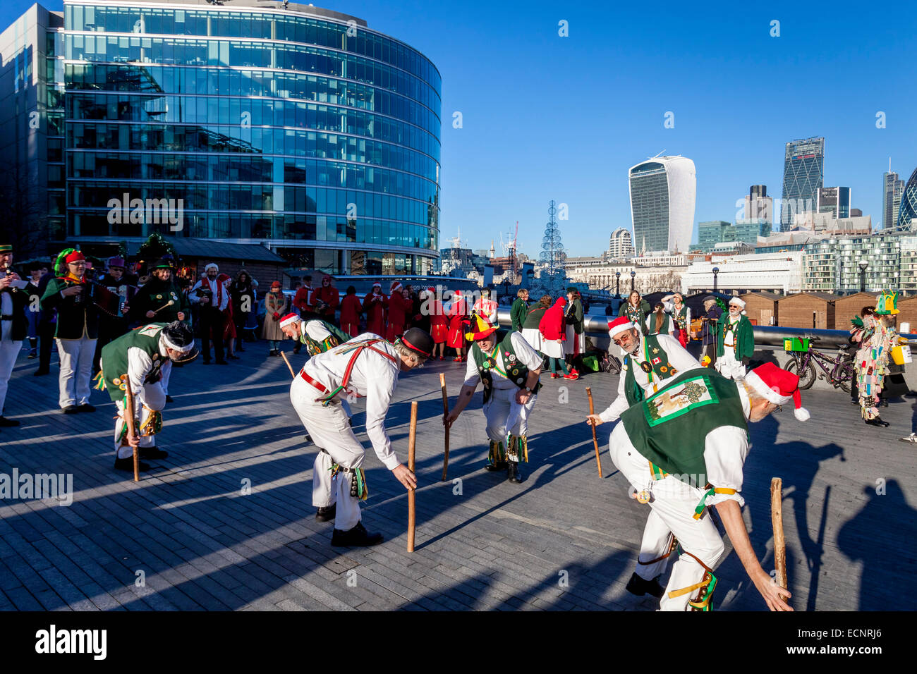 Le Bois du Nord Morris Men effectuer à l'extérieur de l'hôtel de ville, Londres, Angleterre Banque D'Images