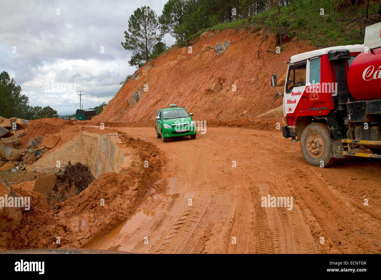 Faites la route de l'argile rouge sur un chantier de construction près de Da Lat, Viet Nam. Banque D'Images