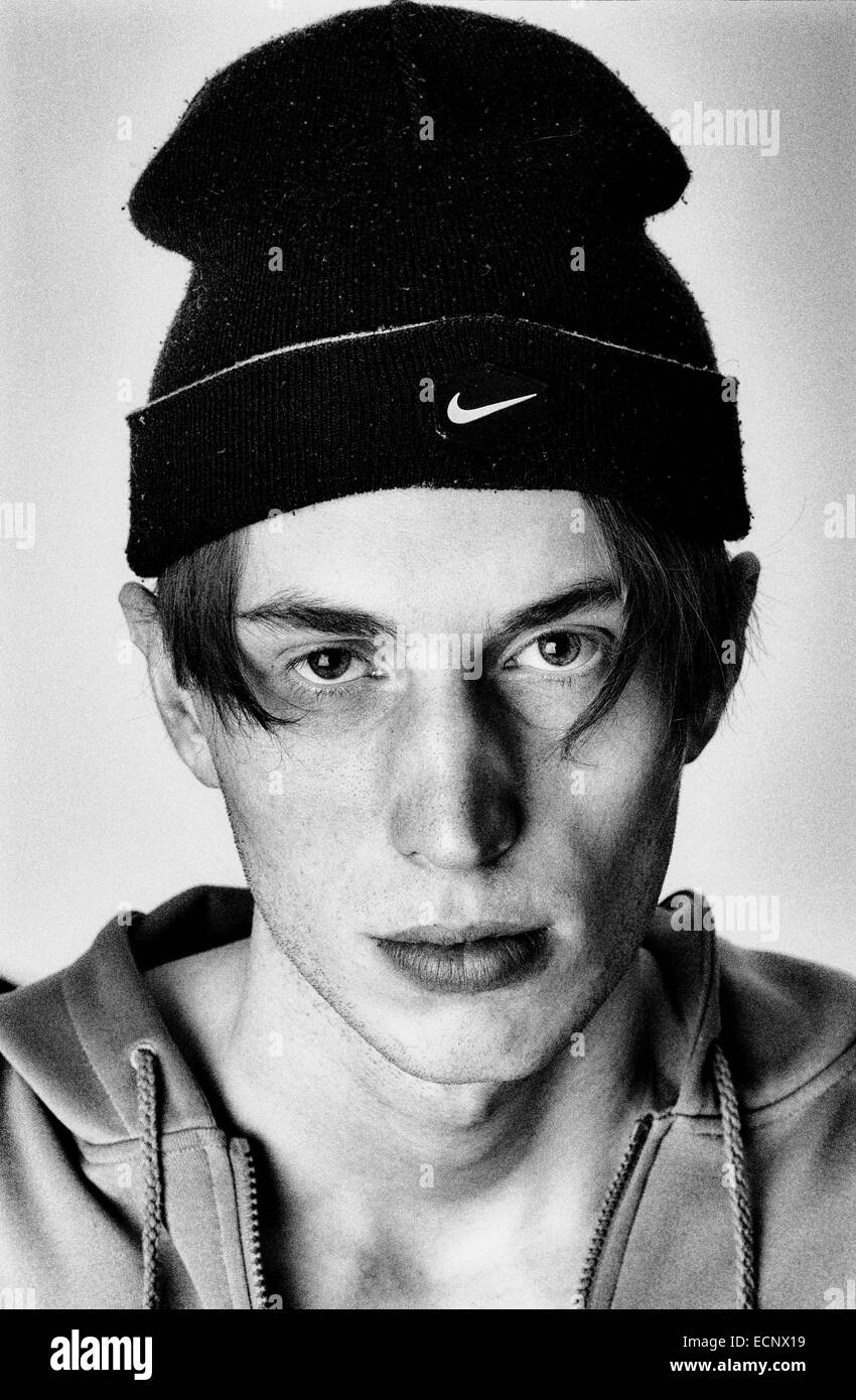 Jeune homme de race blanche headshot avec edgy urbain,gritty, look de rue en noir et blanc. Banque D'Images