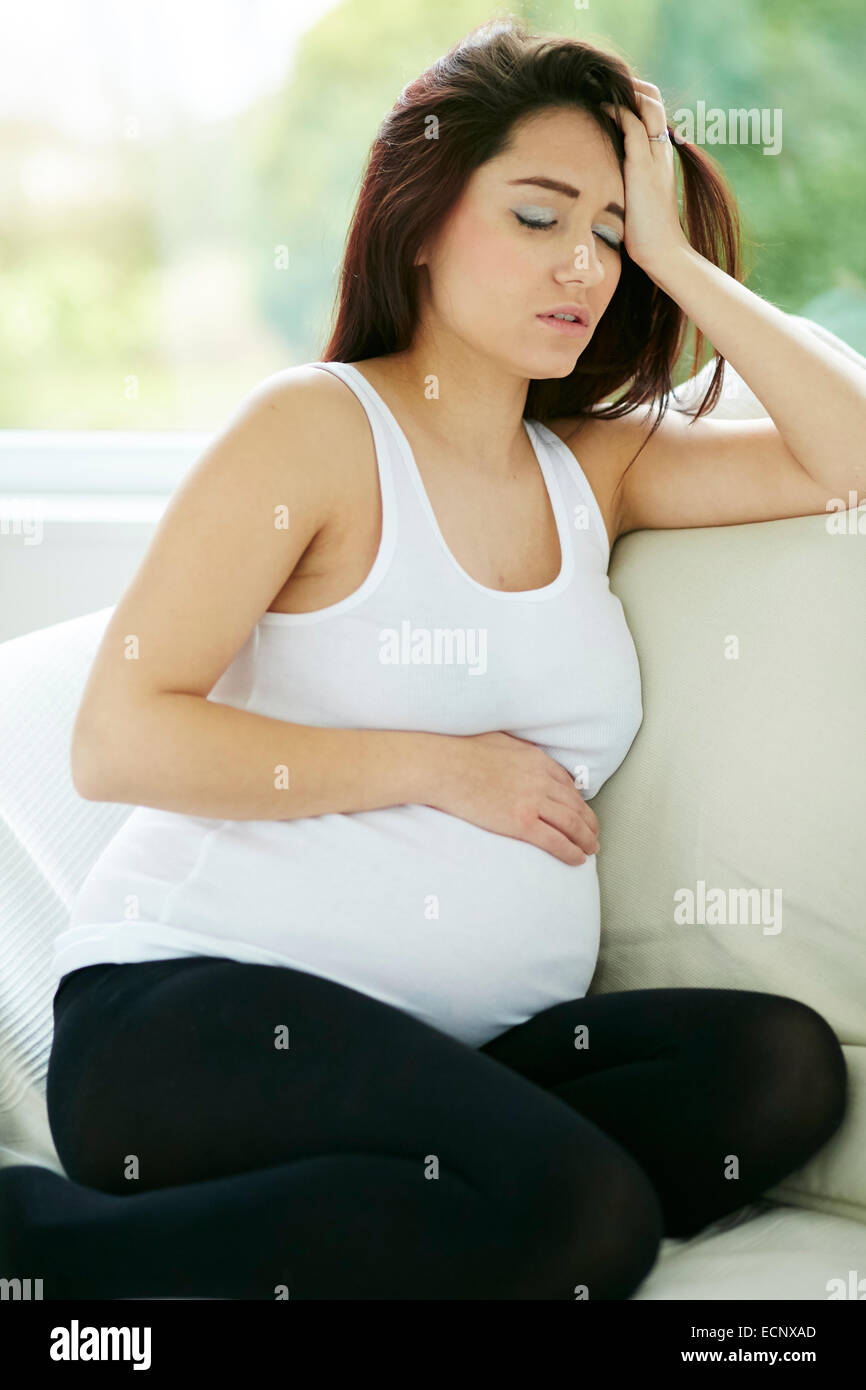 Femme enceinte avec un mal de tête Banque D'Images