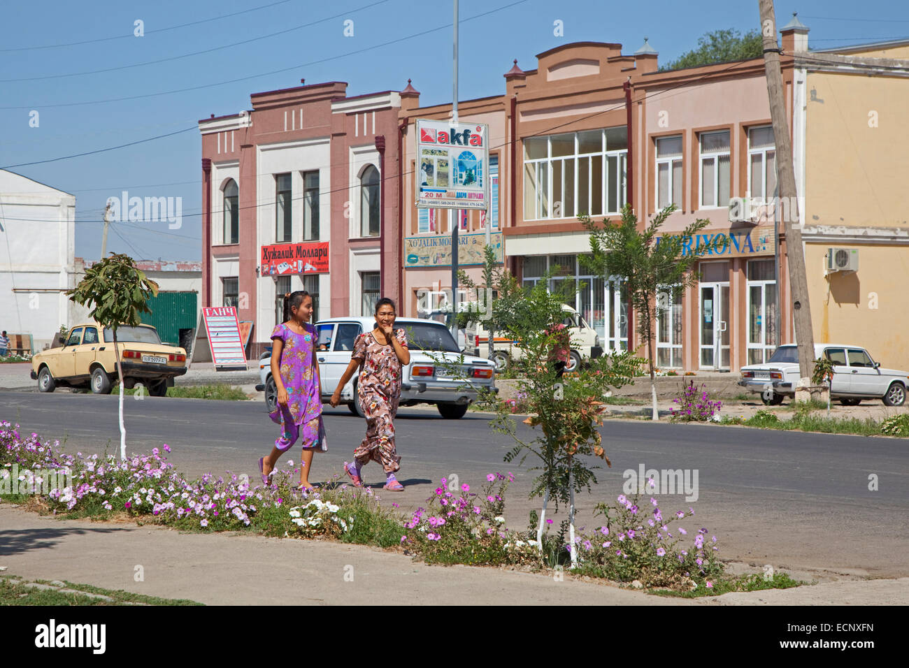 Deux femmes ouzbeks walking in street dans un village près de Samarkand en Ouzbékistan Banque D'Images