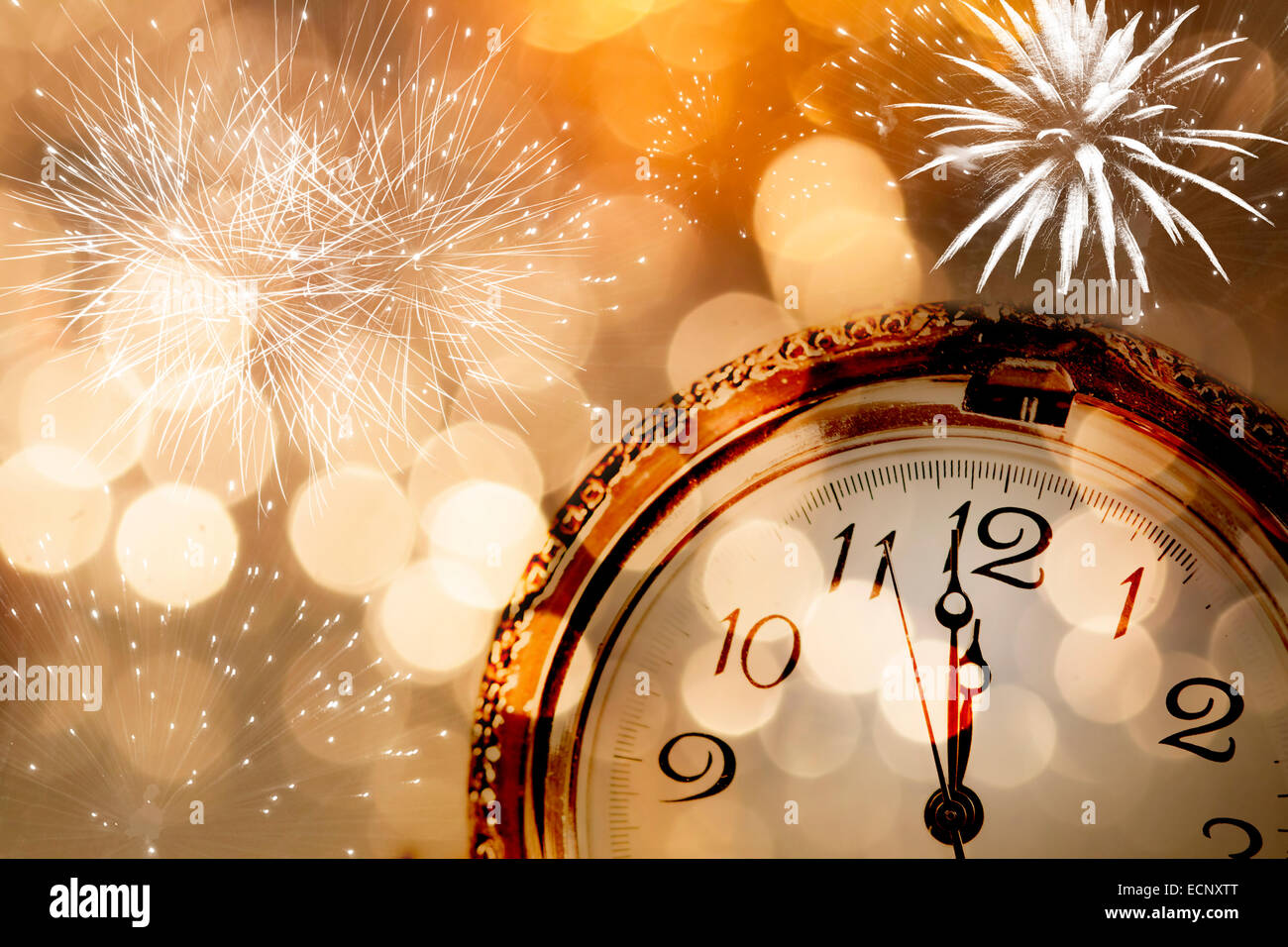 Le Jour De L An A Minuit Ancienne Horloge Avec Etoiles Et Flocons De Lumieres De Noel Photo Stock Alamy
