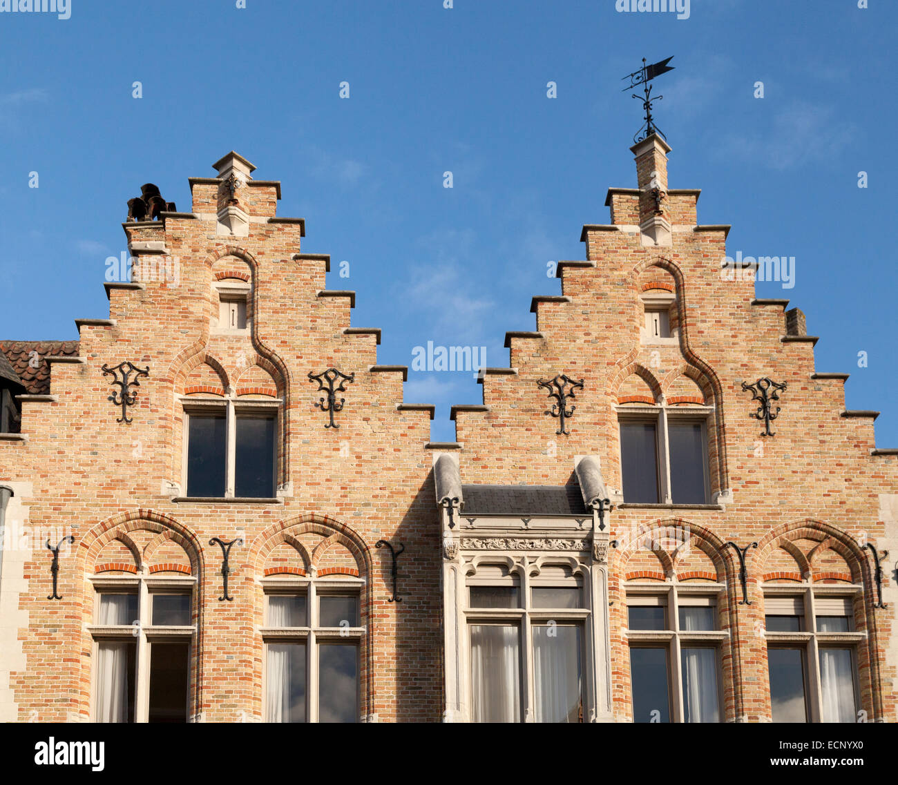 Vu l'architecture traditionnelle dans les toits de maisons de Bruges, Belgique, Europe Banque D'Images