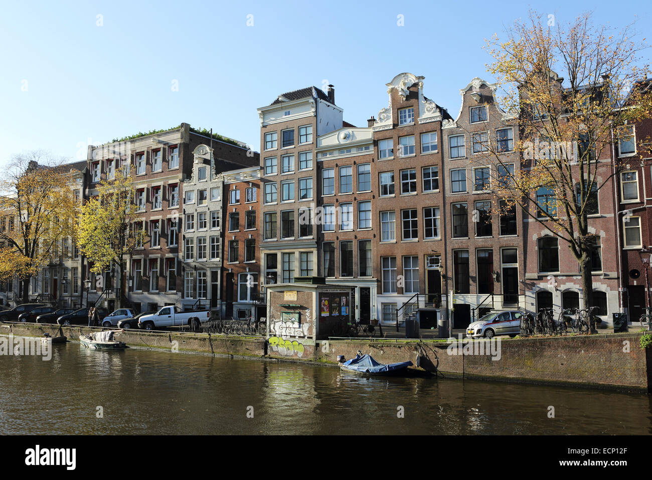 Maisons en briques par le canal Singel à Amsterdam, aux Pays-Bas. Banque D'Images