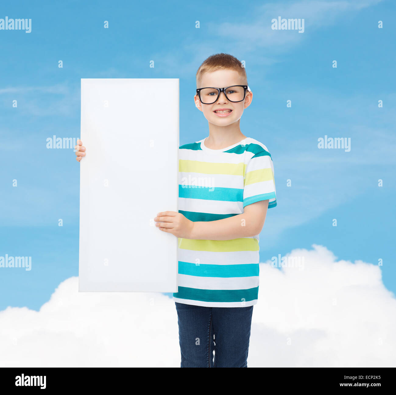 Smiling boy en Lunettes avec bord blanc vide Banque D'Images