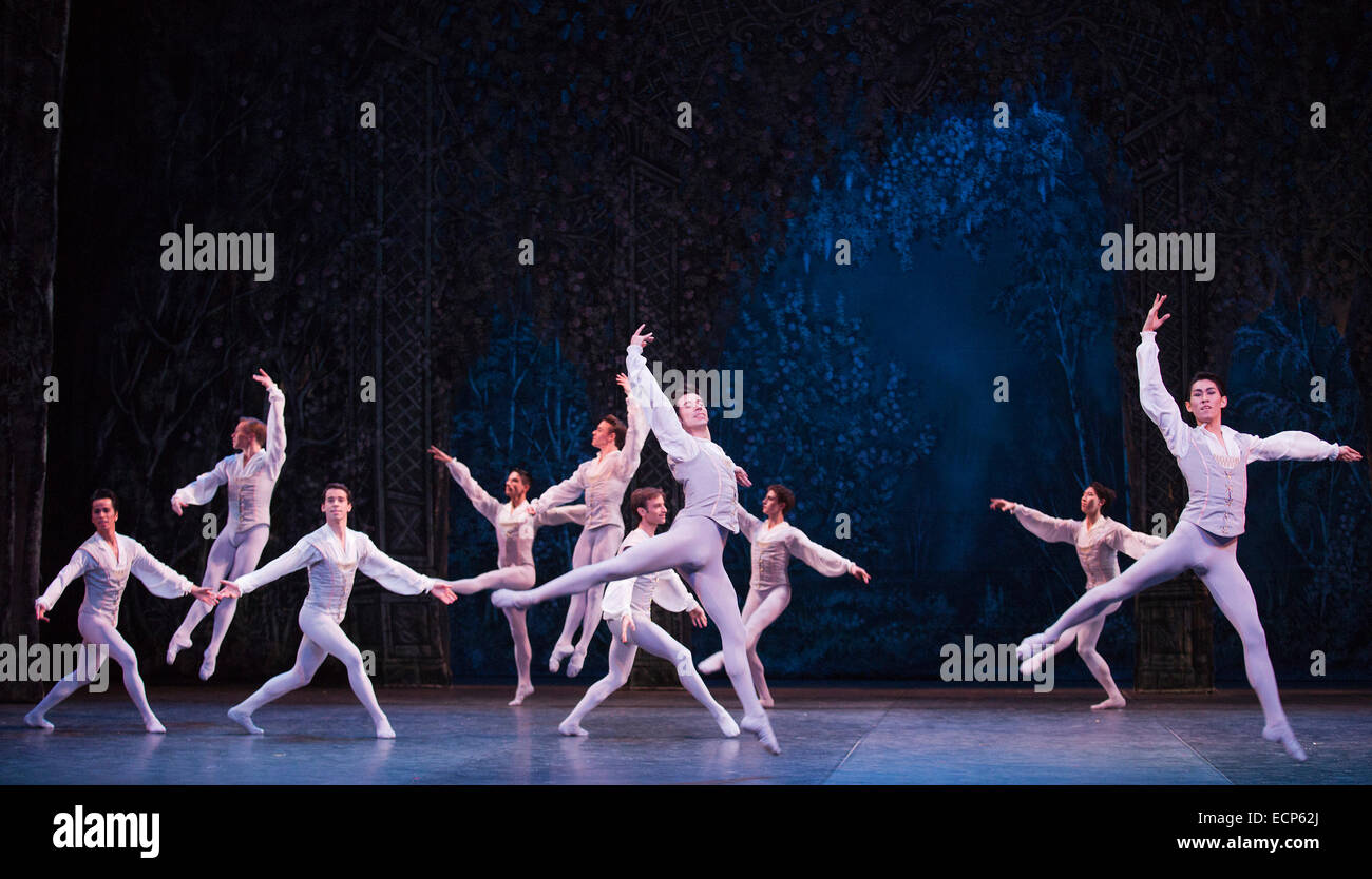 Valse des fleurs avec des danseurs de l'English National Ballet et d'étudiants de l'English National Ballet School. Répétition générale pour le ballet 'Casse-Noisette' au London Coliseum. Sur une musique de Piotr Ilitch Tchaïkovski, le ballet de Noël traditionnel est chorégraphié par Wayne Eagling basé sur un concept par Toer von Schayk et Wayne Eagling. L'English National Ballet Philharmonic Orchestra accompagne les danseurs de l'English National Ballet et d'étudiants de l'English National Ballet School. Les enfants sont les artistes interprètes ou exécutants de l'Tring Park School for the Performing Arts. Banque D'Images