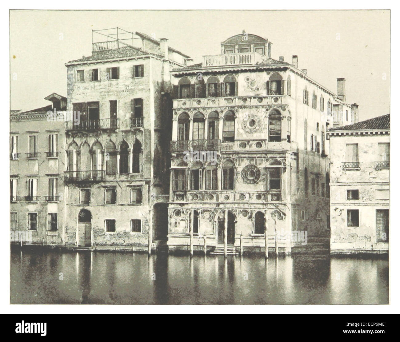 Cette illustration de 1894 représente le palais du Dario, situé sur le Grand canal de Venise. L’image souligne la beauté architecturale du palais et sa position emblématique le long de l’un des canaux les plus célèbres du monde. Banque D'Images